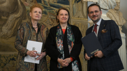 Dyrektor stołecznego Muzeum Zamku Królewskiego Małgorzata Omilanowska-Kiljańczyk (L), minister kultury i dziedzictwa narodowego Hanna Wróblewska (C) oraz dyrektor Muzeum Zamku na Wawelu w Krakowie Andrzej Betlej (P) po podpisaniu listu intencyjnego, dotyczącego inicjatywy "Królewska wymiana". PAP/Marcin Obara