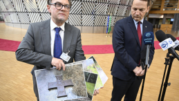 Minister spraw zagranicznych Radosław Sikorski (P) i rzecznik prasowy MSZ Paweł Wroński (L) podczas konferencji prasowej w Brukseli, na której minister poinformował o dewastacji w Miednoje pomnika zamordowanych polskich jeńców. Fot. PAP/Wiktor Dąbkowski 