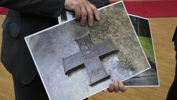 Materiały zaprezentowane podczas konferencji prasowej ministra spraw zagranicznych Radosława Sikorskiego w Brukseli. Minister poinformował, że pomnik zamordowanych polskich więźniów w Miednoje został zdewastowany. PAP/Wiktor Dąbkowski