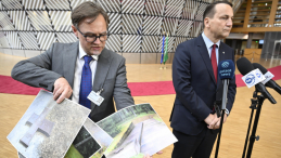 Szef polskiej dyplomacji Radosław Sikorski (P) poinformował na konferencji prasowej, że pomnik zamordowanych polskich więźniów w Miednoje został zdewastowany. Usunięto z niego krzyż Virtuti Militari i krzyż wojny obronnej 1939 roku. Obok, rzecznik prasowy MSZ Paweł Wroński (L). PAP/Wiktor Dąbkowski