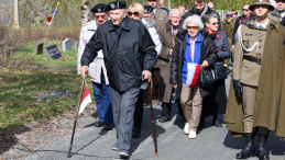 Uczrestnicy obchodów 85. rocznicy bitwy o Narwik na tamtejszym cmentarzu. Fot. PAP/Albert Zawada 