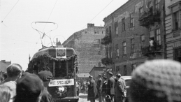 Jeden z pierwszych tramwajów po wojnie w Warszawie, fot. PAP/CAF