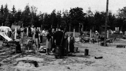 Wałcz, 1946 r. Osadnicy ze Wschodu obejmują nowe gospodarstwa. PAP/CAF/Polpress