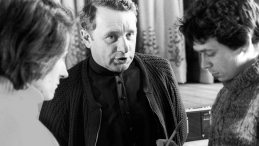 Ludźmierz 22.02.1981. Ksiądz Józef Tischner (C) udziela wywiadu. Z prawej dziennikarz Wojciech Nowakowski. PAP/Jerzy Ochoński