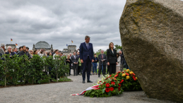 Ministrowie kultury Niemiec i Polski - Wolfram Weimer oraz Hanna Wróblewska - podczas odsłonięcia Miejsca Pamięci dla Polski 1939-1945, fot. PAP/EPA/Filip Singer