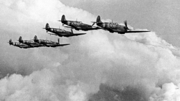 Samoloty „Spitfire” polskiego dywizjonu 303 w Wielkiej Brytanii, podczas lotu w szyku bojowym, lata 1941 – 1944. NAC