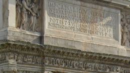 Inskrypcja na łuku Trajana w Benewencie we Włoszech. Źródło: pl.wikipedia/Decan