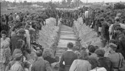 Kielce, 1946-07-08. Pogrzeb ofiar pogromu kieleckiego. PAP/Jerzy Baranowski 