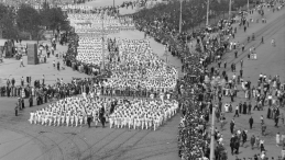 Warszawa, 7.08.1955 r. Pochód młodzieży polskiej na ulicach stolicy podczas V Światowego Festiwalu Młodzieży i Studentów. Fot. PAP/CAF/Kondracki
