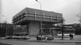 Dom Książki Uniwersus na rogu ulic Gagarina i Belwederskiej w Warszawie, 1983 r. Fot.  PAP/Longin Wawrynkiewicz