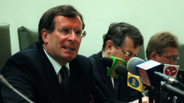 Witold Kulesza /L/, szef pionu śledczego IPN podczas konferencji dotyczącej śledztwa w sprawie zbrodni w Jedwabnem, Warszawa, 5 czerwca 2001r. Fot. PAP/Piotr Rybarczyk