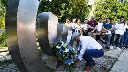 Bogdan Białek zapala znicz przy pomniku Menora w Kielcach, 04.07.2011. Fot. PAP/Piotr Polak 