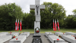 Pomnik Rzezi Wołyńskiej na skwerze Wołyńskim w Warszawie. Fot. PAP/Paweł Supernak 