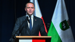 Prezydent elekt Karol Nawrocki podczas obchodów 82. rocznicy "Krwawej niedzieli" w miejscu planowanej budowy Muzeum Pamięci Ofiar Rzezi Wołyńskiej w Chełmie Fot. PAP/Wojtek Jargiło