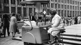 Sprzedaż wody sodowej z saturatora wózkowego przy zbiegu ulicy Nowy Świat i Alej Jerozolimskich. W głębi budynek Banku Gospodarstwa Krajowego (BGK) w Alejach Jerozolimskich 7. Fot. PAP/Afa Pixx/Irena Komar