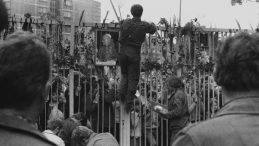 Gdańsk, 22 sierpnia 1980 r. Strajkujący pracownik Stoczni Gdańskiej im. Lenina na bramie stoczni. Fot. PAP/CAF/Janusz Uklejewski