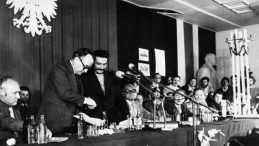 Podpisanie porozumień gdańskich - Lech Wałęsa i Mieczysław Jagielski w sali BHP Stoczni im. Lenina 31 sierpnia 1980 r., fot. PAP/Zbigniew Trybek
