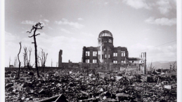 Na zdjęciu archiwalnym zrobionym przez amerykańskie wojsko 6 sierpnia 1945, obraz Hiroszimy po zrzuceniu przez Amerykanów bomby atomowej na to miasto. Fot. PAP/EPA/A PEACE MEMORIAL MUSEUM HANDOUT