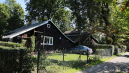 Osiedle domków fińskich Jazdów na tyłach Parku Ujazdowskiego w Warszawie. Fot. PAP/Tomasz Gzell