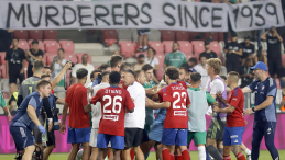 Debreczyn, Węgry, 14 sierpnia 2025 r. Piłkarze Rakowa Częstochowa i Maccabi Hajfa po meczu 3. rundy eliminacyjnej Ligi Konferencji z Maccabi Hajfa. Fot. PAP/Waldemar Deska