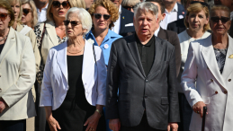 Senator KO Bogdan Borusewicz (drugi od prawej) i Danuta Wałęsa (druga od lewej) podczas uroczystości pod bramą Stoczni Gdańskiej w 45. rocznicę podpisania Porozumień Sierpniowych. Fot. PAP/Marcin Gadomski 