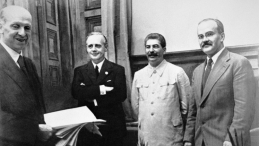 23 sierpnia 1939 roku w Moskwie. Od lewej stoją: szef działu prawnego niemieckiego MSZ Friedrich Gauss, niemiecki minister spraw zagranicznych Joachim von Ribbentrop, Józef Stalin oraz ludowy komisarz (minister) spraw zagranicznych ZSRR Wiaczesław Mołotow. Fot. Mikhail Mikhaylovich Kalashnikov, Public domain, via Wikimedia Commons