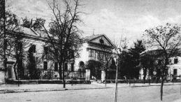 Siedziba Ossolineum w dawnym klasztorze i kościele ss. karmelitanek trzewiczkowych przy ul. Ossolińskich we Lwowie. Fot. PAP/CAF-reprodukcja