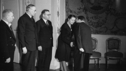 Artyści z ZSRR u Bolesława Bieruta w 1947 r. Trzeci od lewej Lew Oborin, zwycięzca I Konkursu Chopinowskiego w 1927 r. Fot. PAP/CAF