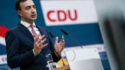 Sekretarz generalny Unii Chrześcijańsko-Demokratycznej (CDU) Paul Ziemiak przemawia podczas konferencji prasowej w Berlinie, Niemcy, 11 października 2021 r. Fot. EPA/CLEMENS BILAN / POOL Źródło: PAP/EPA.