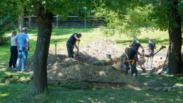 Miejsce prowadzenia prac ekshumacyjnych na dawnym cmentarzu w Zboiskach we Lwowie. Fot. PAP/Vitaliy Hrabar