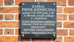 Śmiłowo, 1 września 2025 r. Tablica pamiątkowa na kościele pw. św. Małgorzaty Panny i Męczennicy i Matki Bożej Szkaplerznej w Śmiłowie k. Piły. Fot. PAP/Tytus Żmijewski