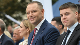 Prezydent RP Karol Nawrocki i pierwsza dama Marta Nawrocka z synem Antonim podczas spotkania z cyklu "Narodowe Czytanie" w Ogrodzie Saskim w Warszawie. Fot. PAP/Marcin Obara