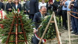  Pogrzeb ekshumowanych szczątków polskich ofiar zbrodni wołyńskiej na terenie dawnej wsi Puźniki, na pierwszym planie Marcin Przydacz, sekretarz stanu w Kancelari Prezydenta RP. Fot. PAP/Vladyslav Musiienko