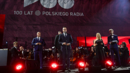 Od lewej: redaktor naczelny Polskiego Radia Paweł Majcher, wiceminister kultury i dziedzictwa narodowego Maciej Wróbel oraz dyretkorka Programu Trzeciego Polskiego Radia Agnieszka Szydłowska podczas uroczystości wręczenia medali „Zasłużony Kulturze Gloria Artis” towarzyszącej spektaklowi muzycznemu na 100-lecie Polskiego Radia w Muzeum Histrorii Polski w Warszawie. Fot. PAP/Piotr Nowak