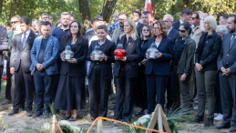 Marszałek Senatu RP Małgorzata Kidawa-Błońska, ministra kultury i dziedzictwa narodowego Marta Cienkowska, zastępca prezesa IPN Karol Polejowski oraz wiceprzewodnicząca Rady Najwyższej Ukrainy Ołena Kondratiuk na uroczystościach w Puźnikach. Fot. Senat RP