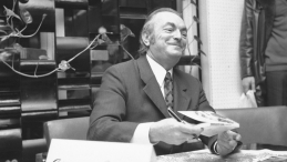 Prozaik, scenarzysta, dramaturg Edmund Niziurski podpisuje swoje książki, 1975 r. Fot. PAP/Andrzej Rybczyński