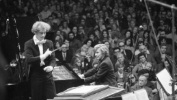 Krystian Zimerman, zwycięzca konkursu chopinowskiego w Warszawie w 1975 r. Za pulpitem dyrygenckim Jerzy Maksymiuk. Fot. PAP/Afa Pixx/Mirosław Stankiewicz