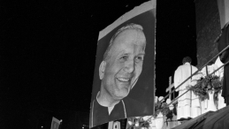 Kraków, 16.10.1978. 16 października 1978 roku polski kardynał Karol Wojtyła został wybrany na papieża i przyjął imię Jan Paweł II. Nz. wieczorem przed katedrą na Wawelu została odprawiona polowa msza dziękczynna. Fot. PAP/Maciej Sochor