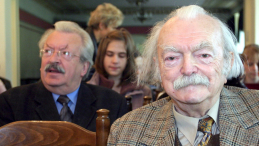 Edmund Nizurski (P) i brat pisarza Mirosław Nizurski, 2005 r. Fot. PAP/Piotr Polak