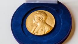 Replika medalu Nobla. Fot. PAP/Paweł Jaskółka