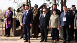 Szef Urzędu do Spraw Kombatantów i Osób Represjonowanych Lech Parell, senator PiS Andrzej Pająk i senator KO Bogdan Borusewicz na uroczystości na Polskim Cmentarzu Wojennym w Taszkencie, Obchody 85. rocznicy masowych deportacji polskich obywateli do ZSRR podczas II wojny światowej. Fot. PAP/Albert Zawada