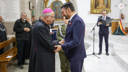 Szef Urzędu do Spraw Kombatantów i Osób Represjonowanych Lech Parell (C-P) wręczył medal Pro Patria administratorowi apostolskiemu Uzbekistanu ks. bp. Jerzemu Maculewiczowi (C-L) podczas uroczystości w polskim kościele w Taszkencie. Fot. PAP/Albert Zawada