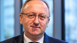 Dr hab. Karol Polejowski podczas publicznego wysłuchania kandydatów na prezesa IPN w Centralnym Przystanku Historia im. Prezydenta Lecha Kaczyńskiego w Warszawie. Fot. PAP/Albert Zawada