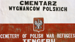 Tablica na murze cmentarza w Tengeru. Fot. Cezary Tulin, CC BY-SA 4.0 <https://creativecommons.org/licenses/by-sa/4.0>, via Wikimedia Commons