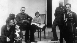 Marszałek Józef Piłsudski z żoną Aleksandrą Szczerbińską i córkami Wandą (po lewej) i Jadwigą (po prawej) przed willą Milusin. Drugi od prawej major Aleksander Prystor i pierwszy od prawej adiutant Marszałka porucznik Jerzy Jabłonowski. Sulejówek ok. 1925. Fot. PAP/Reprodukcja