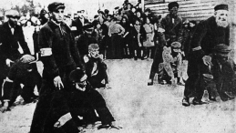 Mińsk Mazowiecki po 1940 r. Żydzi na terenie getta zmuszeni do noszenia opasek z Gwiazdą Dawida. Fot. PAP/Reprodukcja