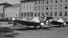 Samoloty myśliwskie Spitfire na dziedzińcu Muzeum Wojska Polskiego w Warszawie - maj 1947 r. Fot. PAP/CAF