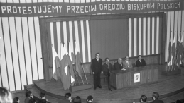 Warszawa 12.1965. Wiec protestacyjny studentów Szkoły Głównej Planowania i Statystyki (Szkoła Główna Handlowa) przeciwko orędziu biskupów polskich skierowanemu do biskupów niemieckich. W spotkaniu, odbywającym się w Auli Głównej SGPiS, uczestniczy m.in. redaktor naczelny dziennika Życie Warszawy i poseł na Sejm PRL Henryk Korotyński (widoczny przy stole 3P). Fot PAP/Henryk Rosiak