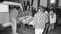 Świnoujście, 14 stycznia 1993 r. Przenoszenie zwłok ofiar tragedii na Heweliuszu do furgonetki, którą przewieziono je do miejscowej kostnicy. Fot. PAP/Jerzy Undro