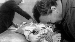 23.11.1993 Sarajewo. Serb Srdjan Ratkovic opłakuje swego zastrzelonego 11-letniego syna. PAP/EPA /AW/